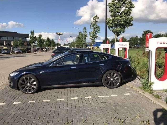 Deep Blue Metalic Tesla Model S charge at the Tesla power station