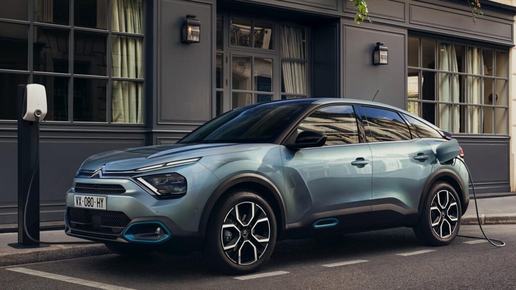 neavy blue Citroën ë-C4 charged at the power station of Citroën